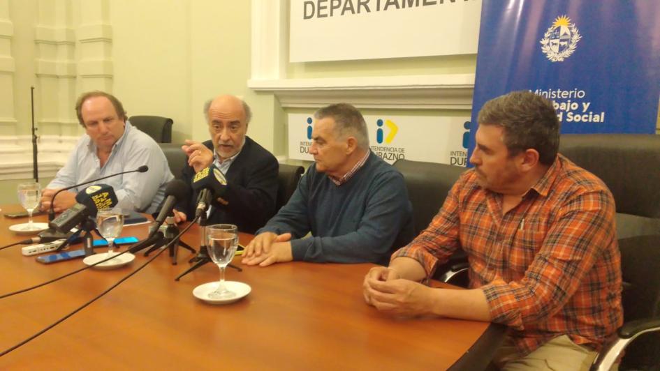 Mieres en conferencia en Intendencia de Durazno Mieres en conferencia en Intendencia de Durazno