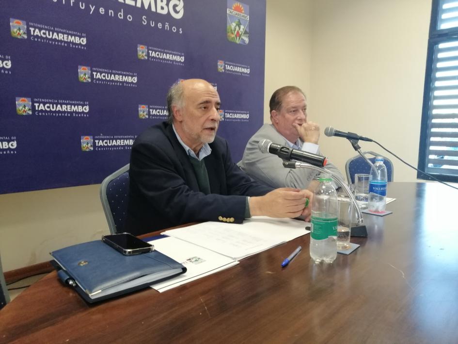 Ministro Mieres con intendente de Tacuarembó Ministro Mieres expone en Intendencia de Tacuarembó