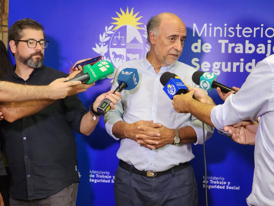 Ministro Mieres en rueda de prensa