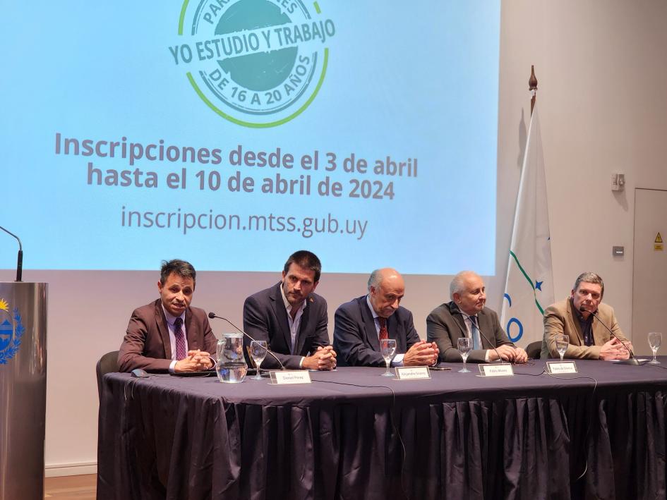 Presentación del programa Yo Estudio y Trabajo sector privado Autoridades durante la presentación
