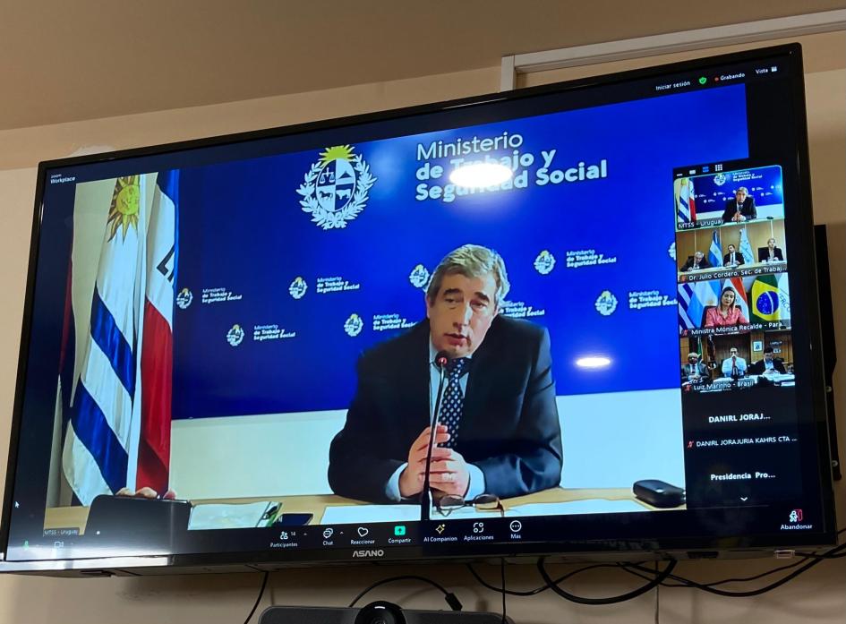 Reunión de ministros del MERCOSUR Ministro Mario Arizti exponiendo en conferencia