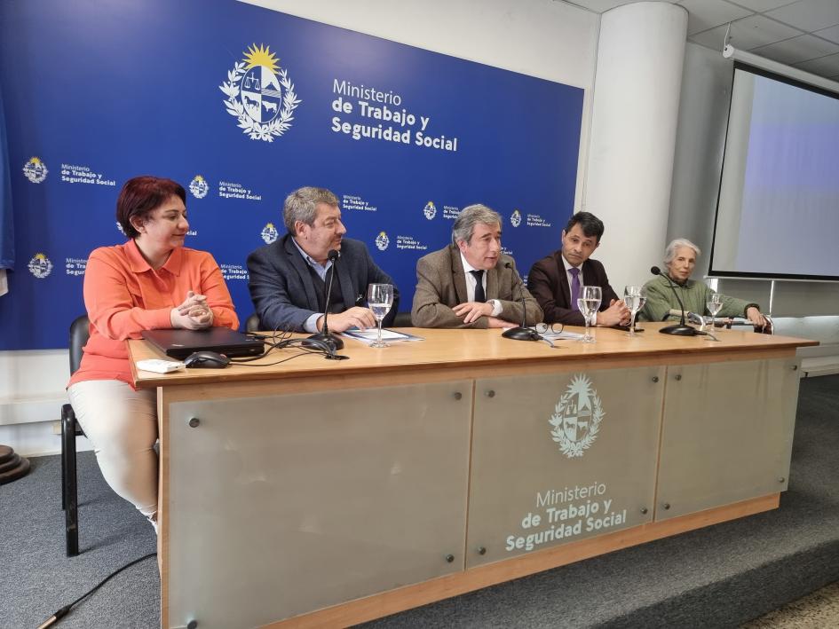 Conferencia por Día de la Trabajadora Doméstica Autoridades y representantes del SUTD y la Liga de Amas de Casa