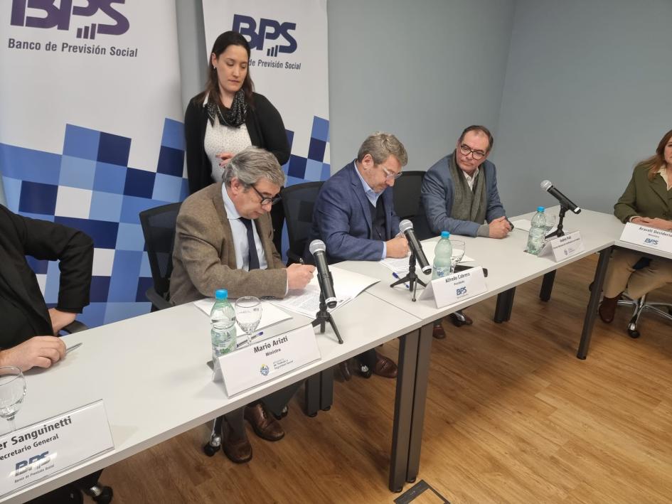 Firma de convenio para digitalización de planillas de trabajo Autoridades firmando el convenio entre MTSS-BPS