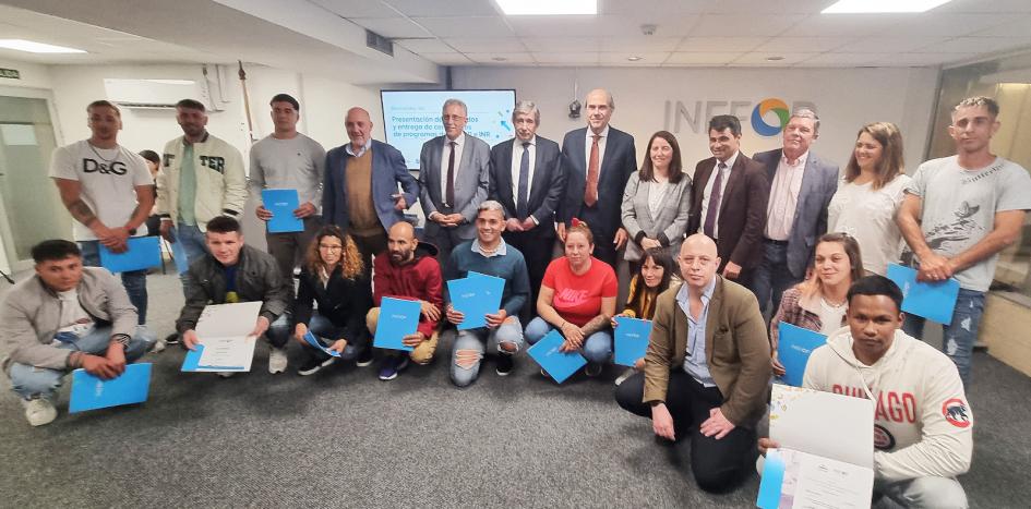 Autoridades con personas a las que se les entrego certificado Autoridades con personas a las que se les entrego certificado