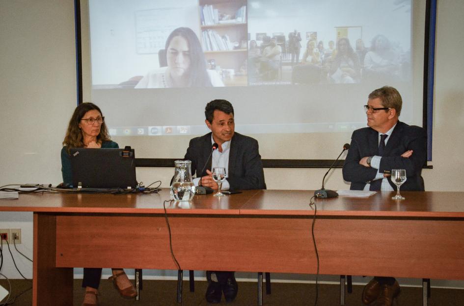 Tercer Conversatorio Trabajo Decente y Migración en el Uruguay Representantes de Trabajo y Relaciones Exteriores exponiendo