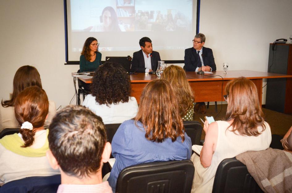 Tercer Conversatorio Trabajo Decente y Migración en el Uruguay Representantes de Trabajo y Relaciones Exteriores exponiendo