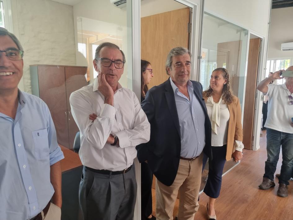 Inauguración de oficina de trabajo en Florida Autoridades y funcionarios en oficina de Florida
