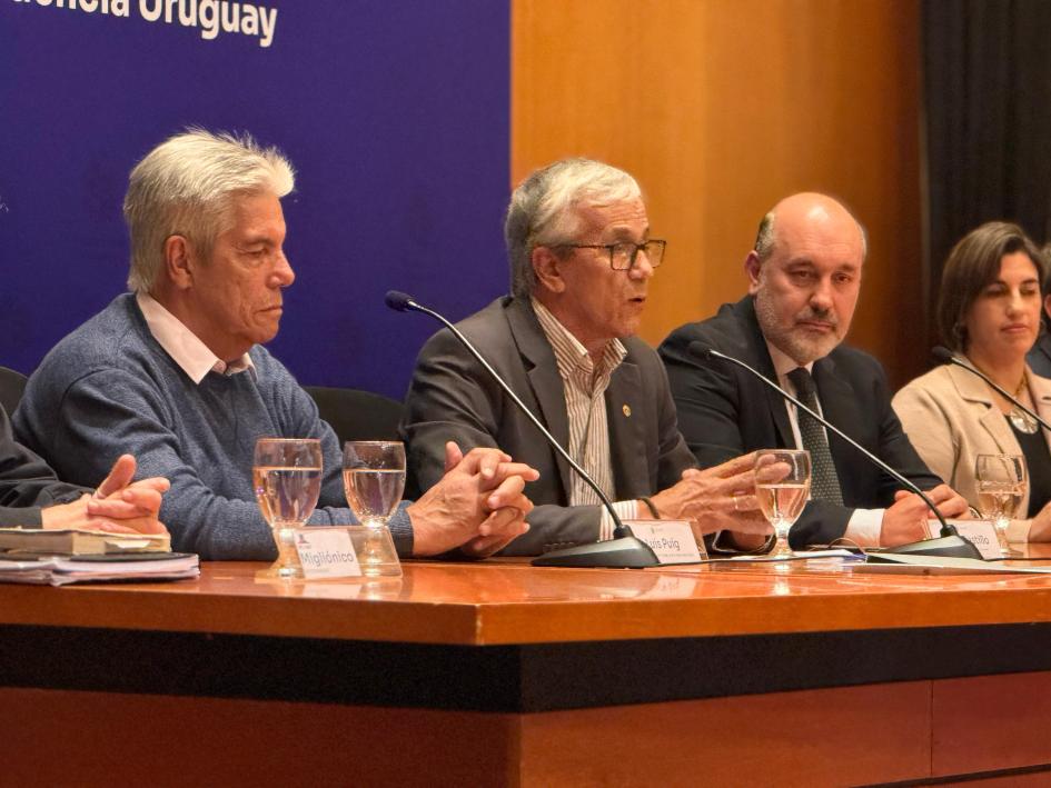 Presentación del "Compromiso Nacional por la Vida, la Salud y la Seguridad en el Trabajo" Ministro Juan Castillo, inspector General, subinspectora general y presidente del BSE