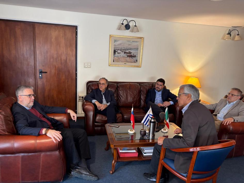 Uruguay, Chile y México intercambian sobre experiencias y desafíos comunes en materia laboral Salafranca, Barretto, Zenteno, Batalla y Castillo durante el encuentro en el MTSS