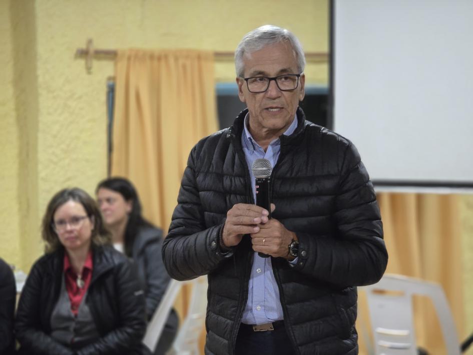 Actividad por Día del trabajador y trabajadora rural en Santa Rosa Ministro Juan Castillo exponiendo en Santa Rosa