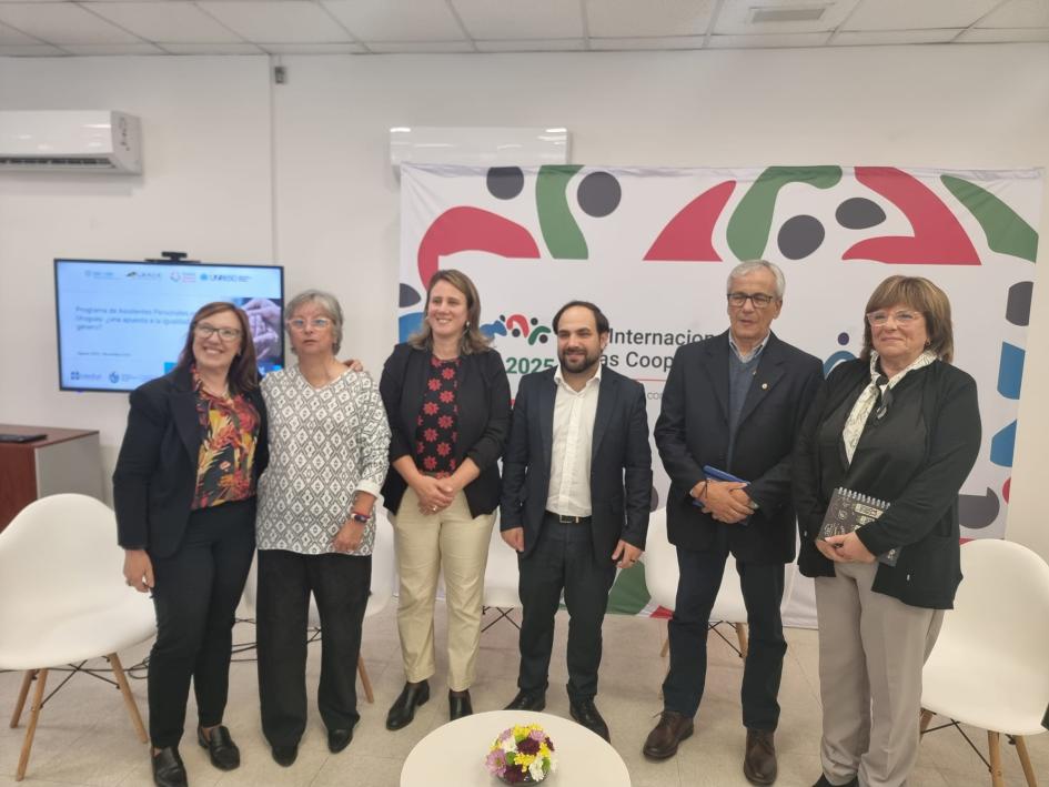 MIDES, MTSS e INACOOP en jornada sobre cooperativas en el Programa de Asistentes Personales Autoridades de INACOOP junto a los ministros Castillo y Civila