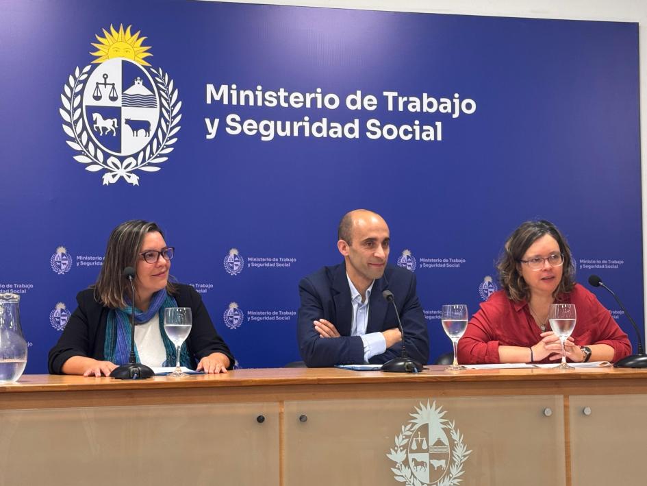 Charla sobre digitalización en el mundo del trabajo Expertos María Noel Close y Adrián Sosa, y directora General del MTSS Laura Bajac