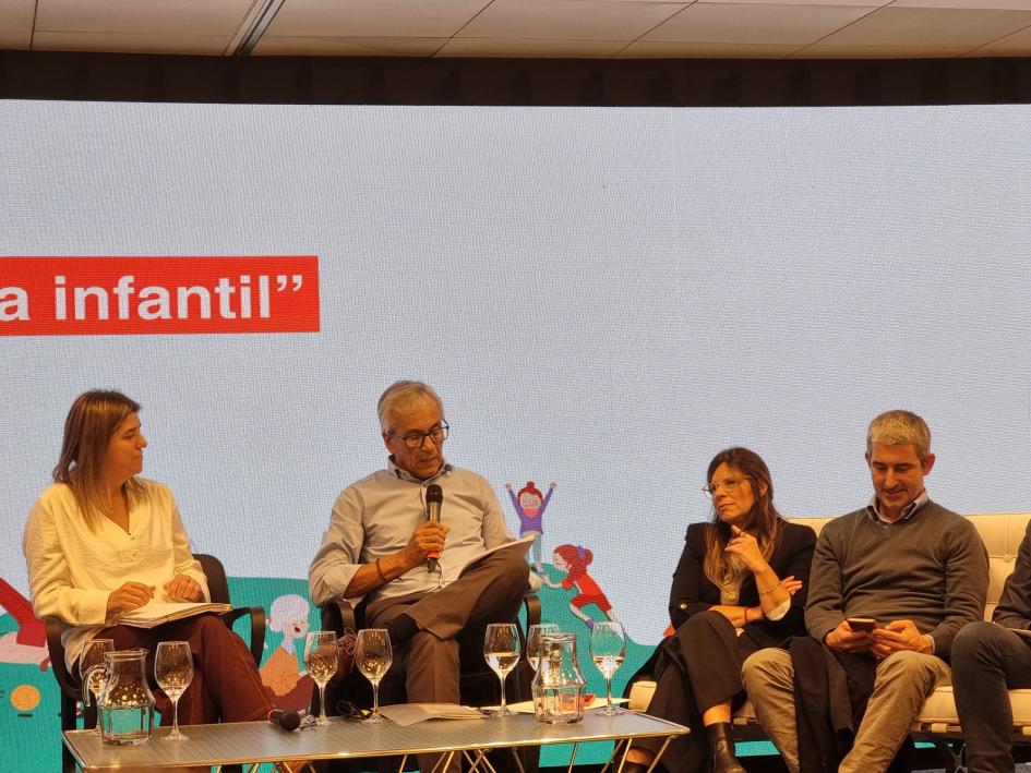 Ministro en seminario “Infancia y Pobreza: construyendo hoy el compromiso intersectorial” Ministro con el resto del panel