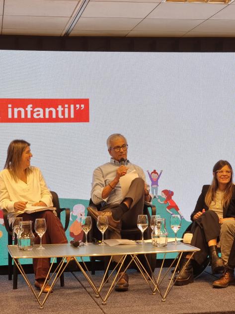Ministro en seminario “Infancia y Pobreza: construyendo hoy el compromiso intersectorial” Ministro con el resto del panel