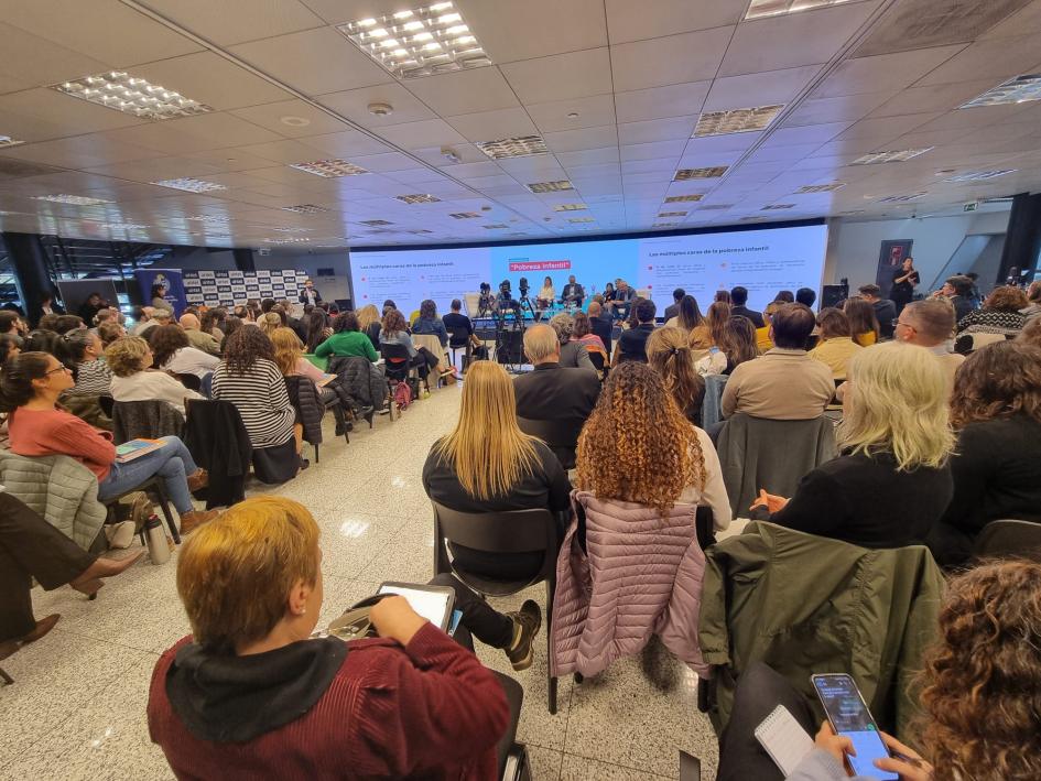 Ministro en seminario “Infancia y Pobreza: construyendo hoy el compromiso intersectorial” Ministro con el resto del panel, y público presente