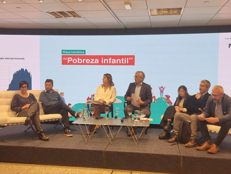 Ministro en seminario “Infancia y Pobreza: construyendo hoy el compromiso intersectorial” Ministro con el resto del panel