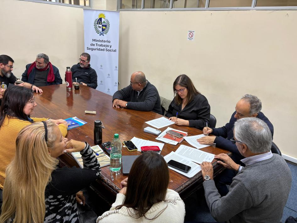 Autoridades de la educación y sindicatos de enseñanza firmaron acuerdo en MTSS Autoridades de la educación y sindicatos de enseñanza firmaron acuerdo en MTSS