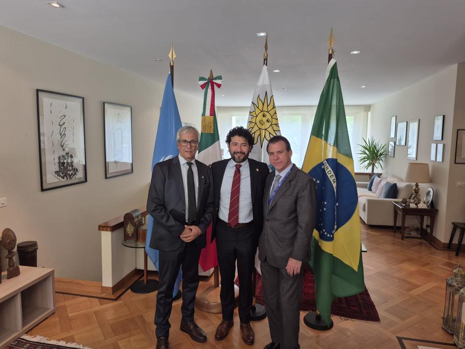 Ministro en la Conferencia Internacional del Trabajo con representantes de otras delegaciones Ministro en la Conferencia Internacional del Trabajo con representantes de otras delegaciones