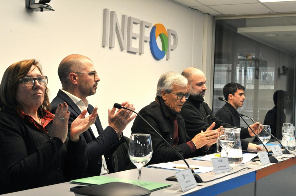 Ministro Juan Castillo y mesa de oradores