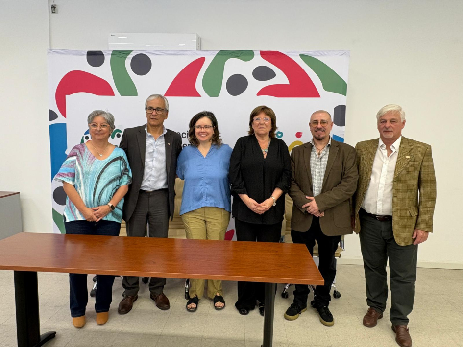 Autoridades de ambas instituciones durante la firma del convenio