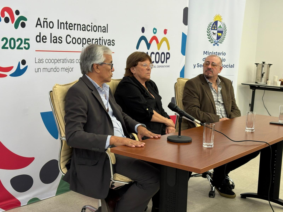 Castillo, Fernández y Mendiondo durante la firma del convenio