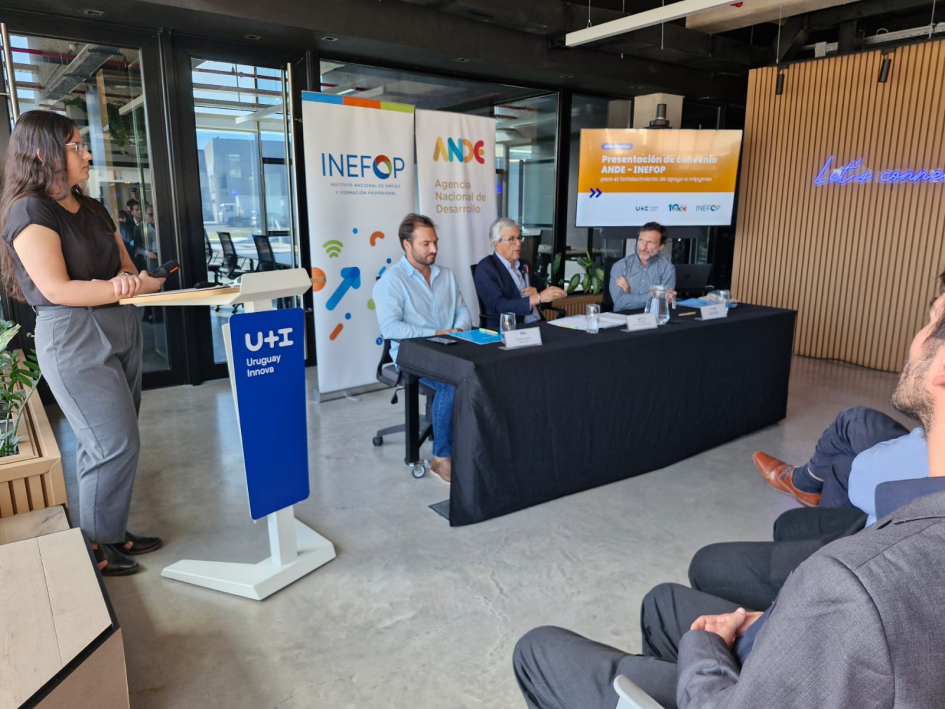 Autoridades durante sus exposiciones y maestra de ceremonia