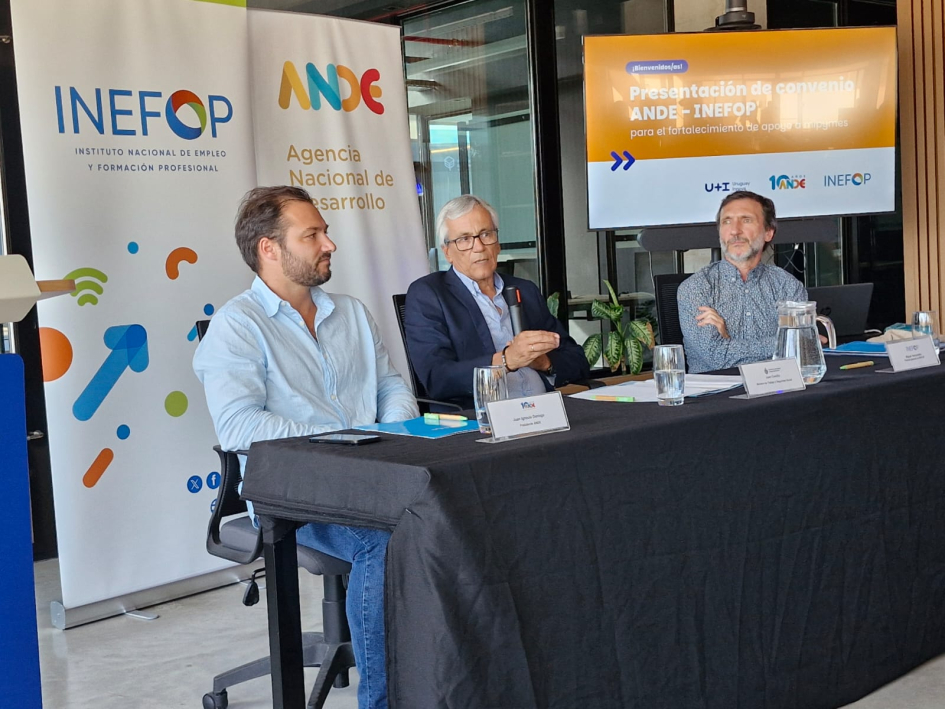 Autoridades durante su exposición