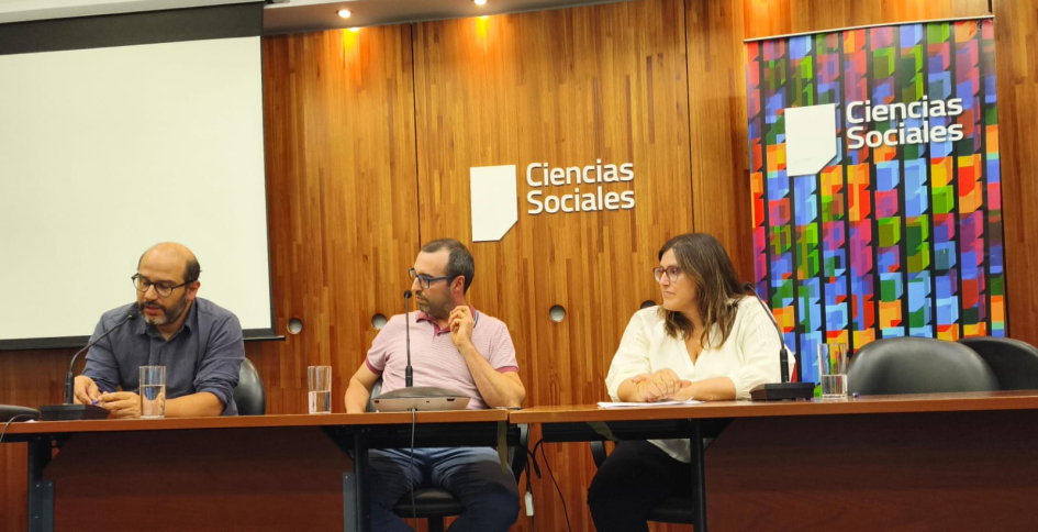 Barrios y demás expositores en la mesa