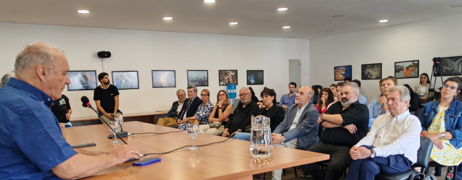 Parte de la mesa y público sentado en las primeras filas