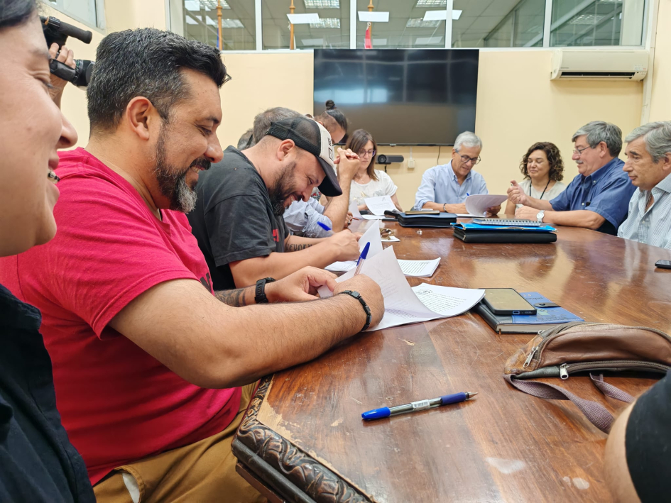 Firma de acuerdo tripartito del Grupo 10 comprende a 36.000 trabajadores de supermercados