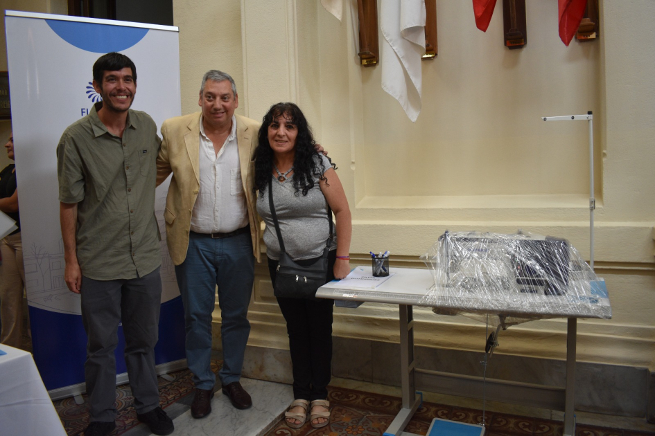 Araya con el intendente de Florida y una asistente