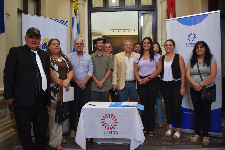 Foto grupal de autoridades y emprendedores