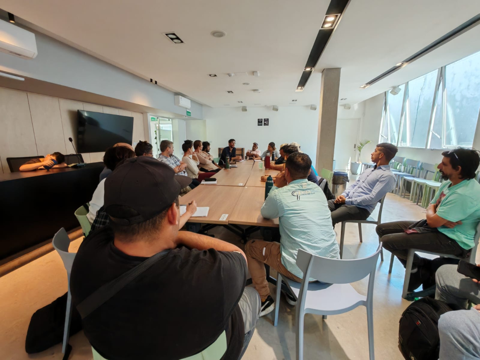 Mesa con participantes de la instancia de intercambio con la Red de Entramados Mesa con participantes de la instancia de intercambio con la Red de Entramados