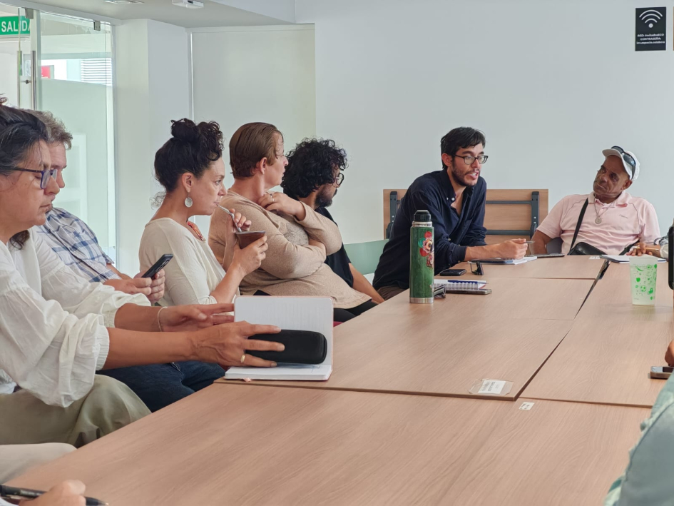 Mesa con participantes de la instancia de intercambio con la Red de Entramados Mesa con participantes de la instancia de intercambio con la Red de Entramados