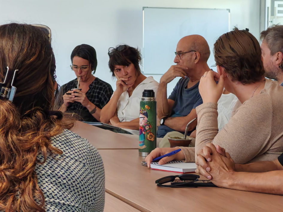 Mesa con participantes de la instancia de intercambio con la Red de Entramados Mesa con participantes de la instancia de intercambio con la Red de Entramados