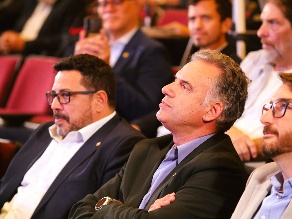 Lanzamiento de País Industrial contó con la presencia del Presidente Orsi Presidente Yamandú Orsi junto al secretario de Presidencia, Alejandro Sánchez