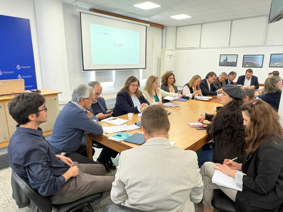  Consejo Superior Tripartito reunido en una mesa