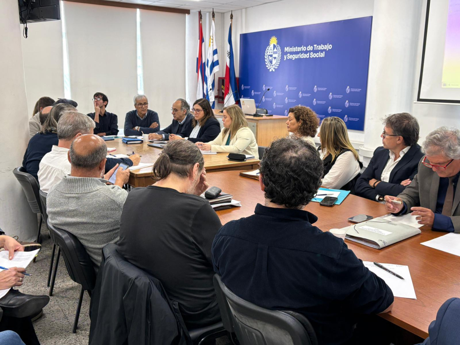  Consejo Superior Tripartito reunido en una mesa