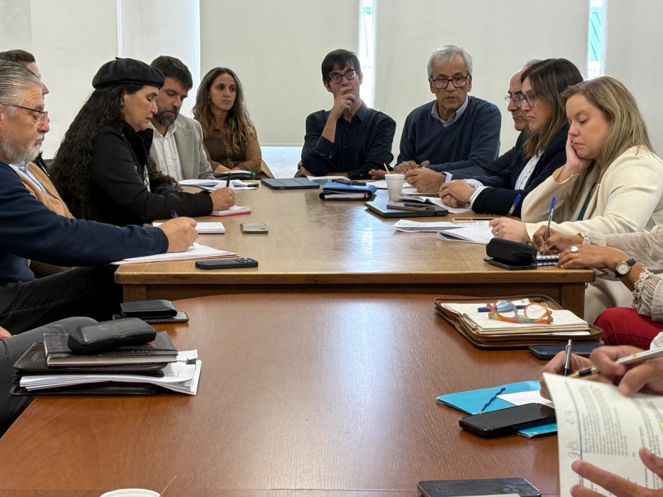  Consejo Superior Tripartito reunido en una mesa