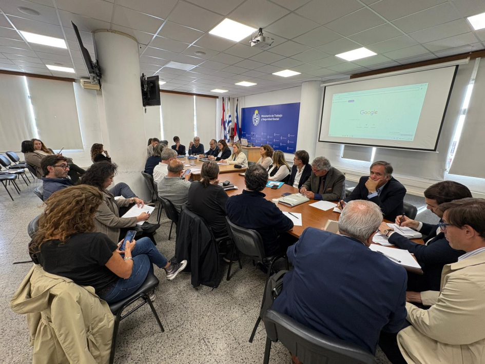  Consejo Superior Tripartito reunido en una mesa