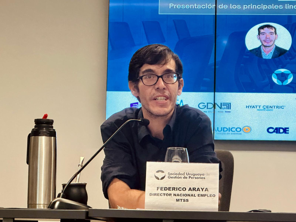 Director DINAE, en la mesa