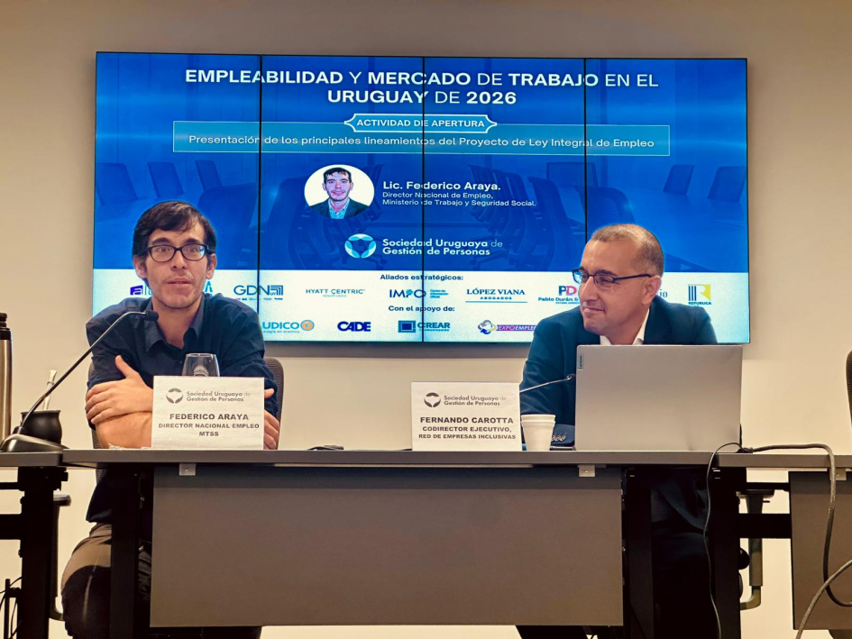 Director DINAE, en la mesa