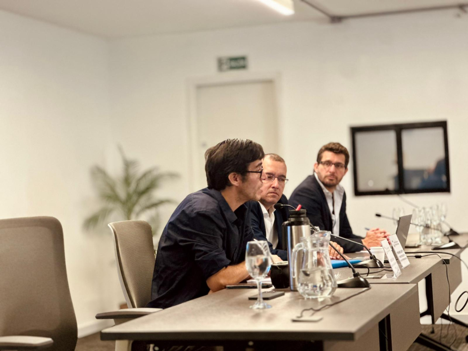 Director DINAE, en la mesa