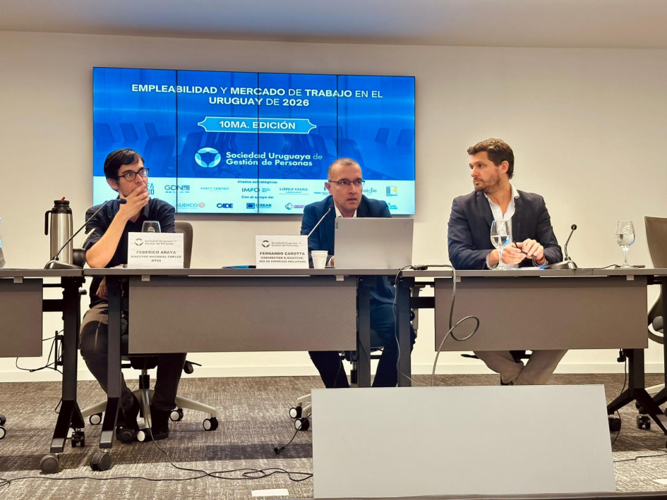 Director DINAE, en la mesa