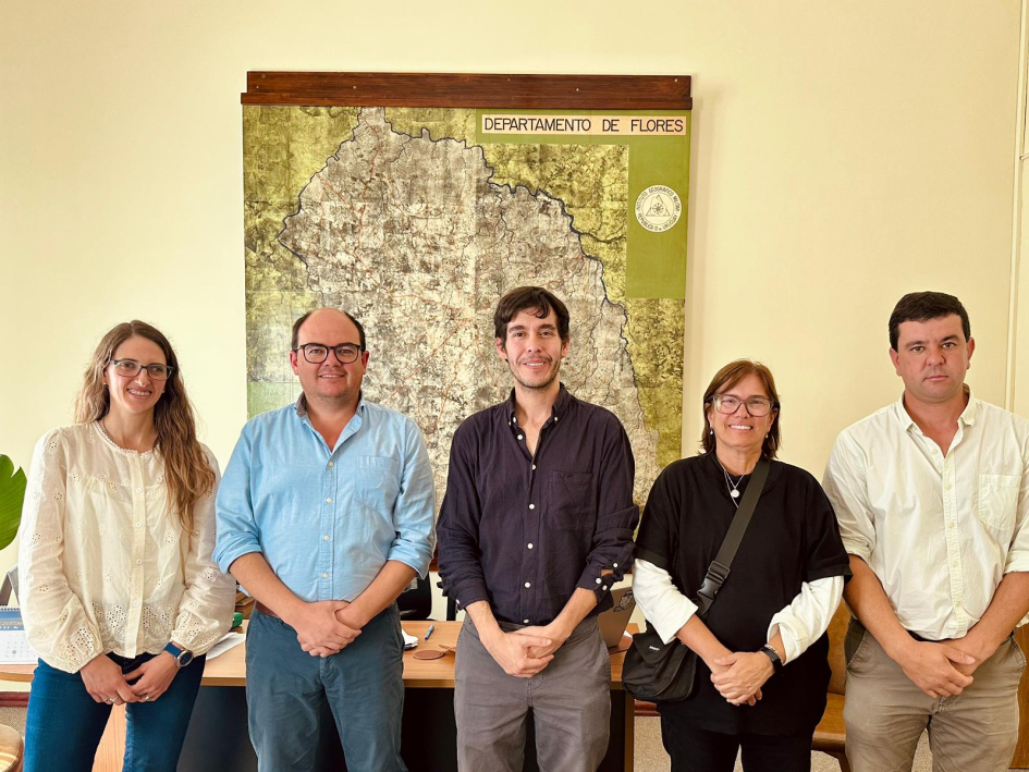 Director DINAE, intendente de Flores Diego Irazabal y demás participantes Director DINAE, intendente de Flores Diego Irazabal y demás participantes