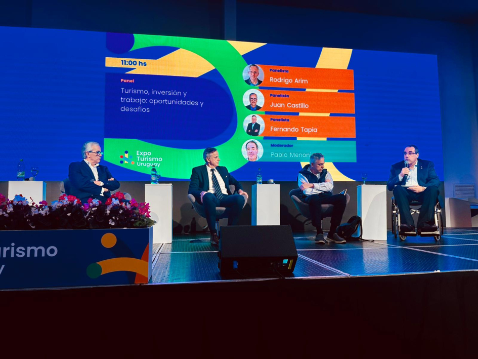 Castillo, Tapia, Arim y Menoni durante el panel de la Expo Turismo Uruguay 2026