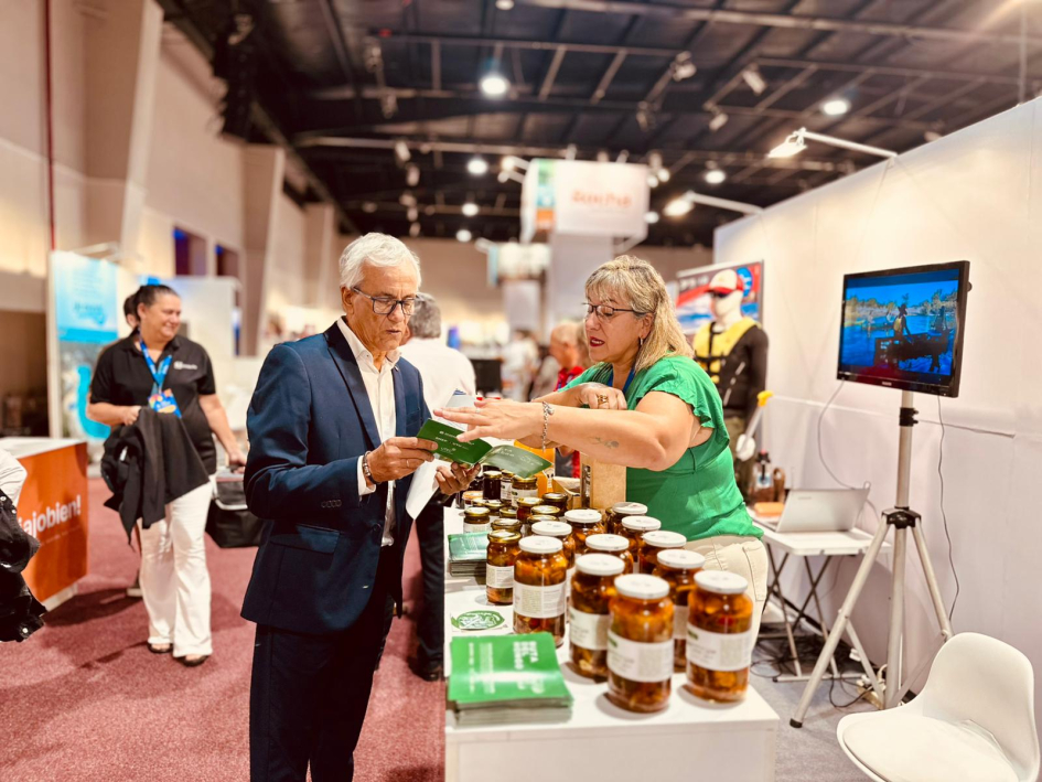 Ministro Castillo dialogó con expositores en Expo Turismo Uruguay 2026