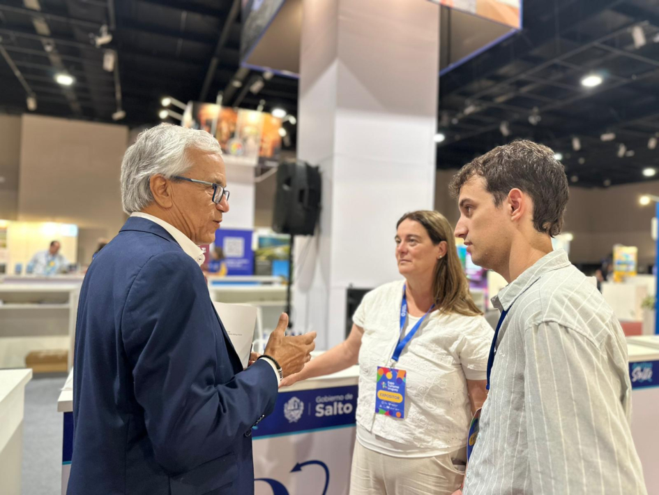 Ministro Castillo dialogó con expositores en Expo Turismo Uruguay 2026