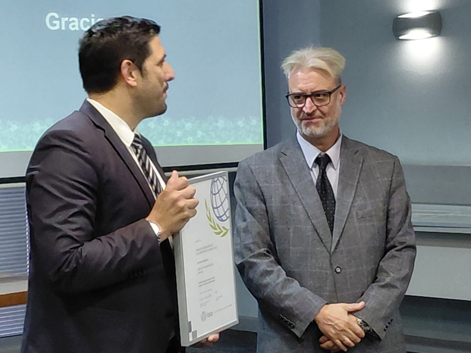 El director nacional de Seguridad Social entrega uno de los reconocimientos por buenas prácticas