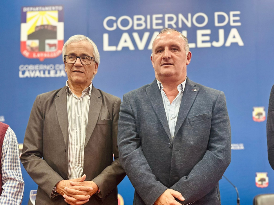 Castillo y Ximénez durante la firma del acuerdo
